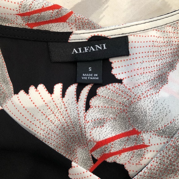 NWOT Alfani blouse sz Small Black w White and Red swans - Picture 8 of 8